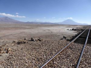 Bahnschienen zwischen Bolivien und Chile zum Transport von Mineralien